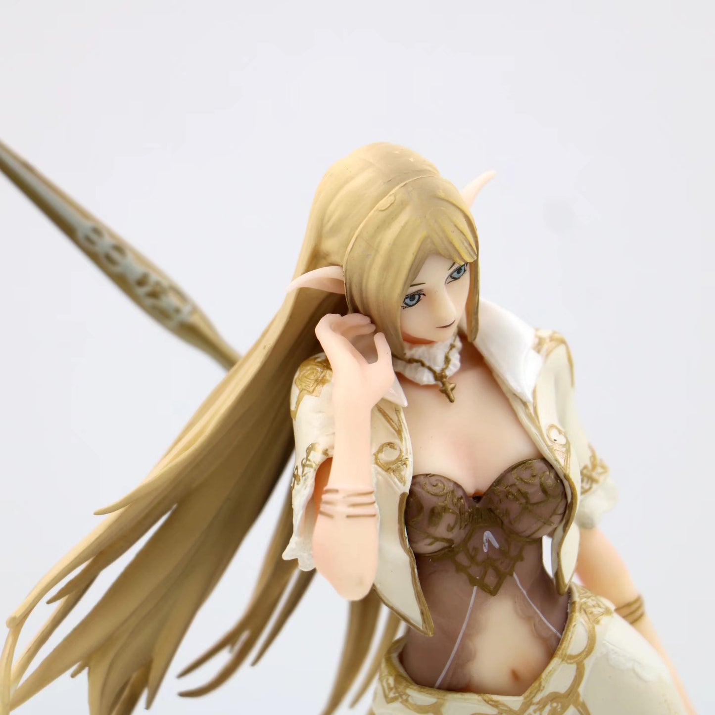1:7 White Elf Mage Standing Figure